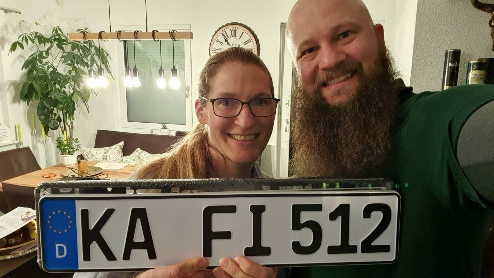 Fiona und Thorsten halten das neue Kennzeichen KA FI 512 in die Kamera
